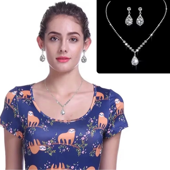 Elegant Silver Teardrop Necklace Set. - Picture 4 of 5